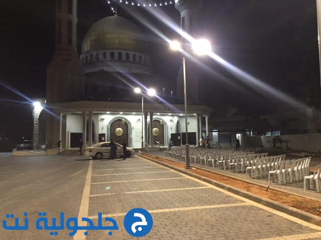 العمل على قدم وساق للتجهيز لصلاة العيد في ساحة مسجد الروضة